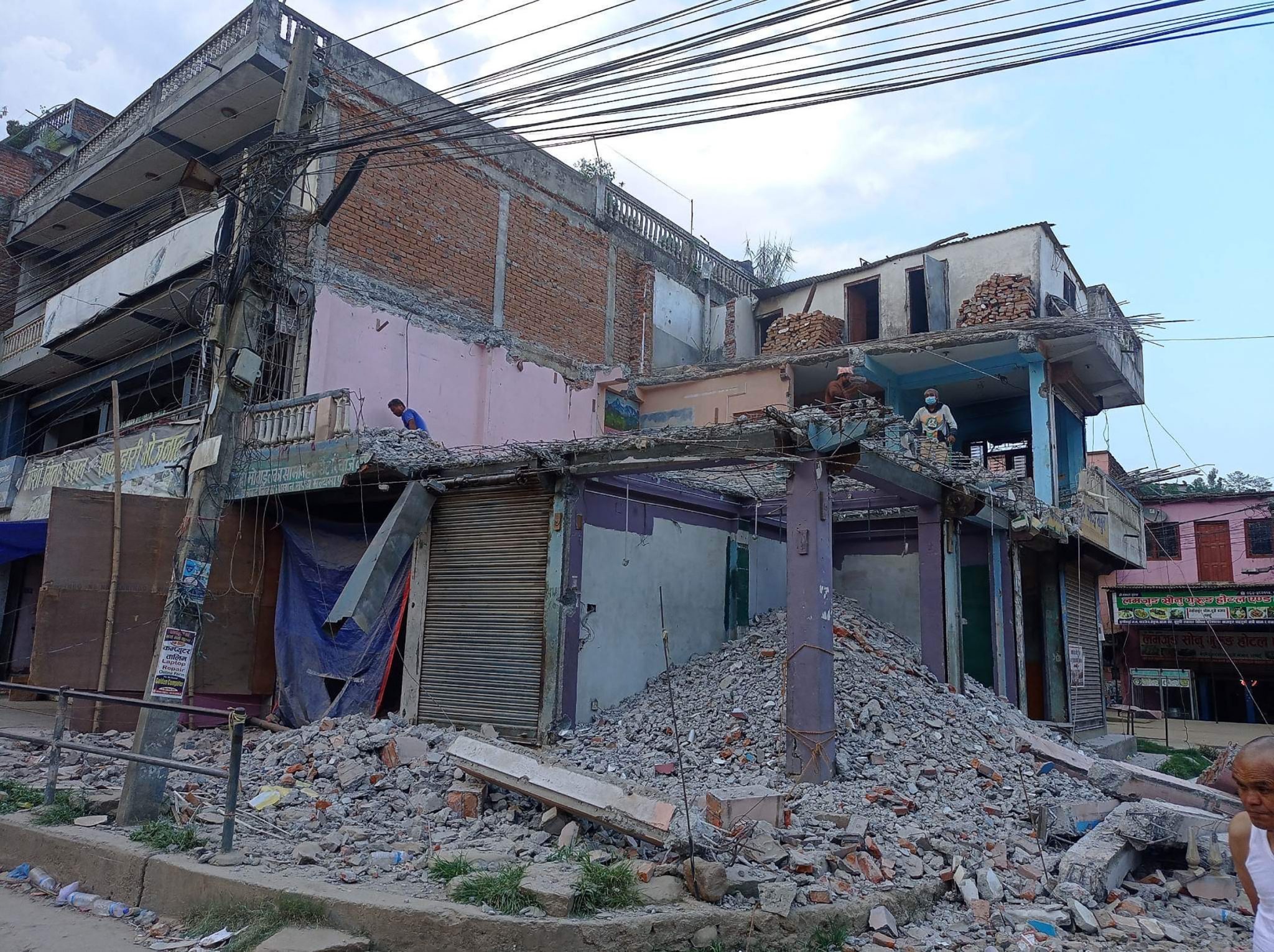 मुग्लिन पोखरा सडक विस्तारः डुम्रे बजारका घर भत्काउन सुरु