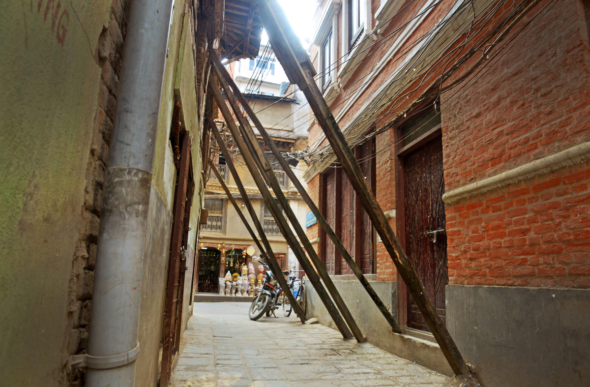 भूकम्प गएको दशक बित्न थाल्यो, अझै टेकोमै अडिएको छ पाटनका बस्ती