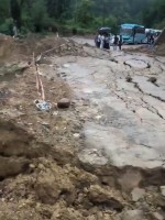 पूर्व–पश्चिम राजमार्गअन्तर्गत दाउन्ने खण्डमा  सडक भासिएपछि  सवारी आवागमन अवरुद्ध