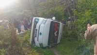 माइक्रोबस दुर्घटना हुँदा दुई बालबालिकासहित १० जना घाइते