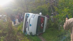 माइक्रोबस दुर्घटना हुँदा दुई बालबालिकासहित १० जना घाइते