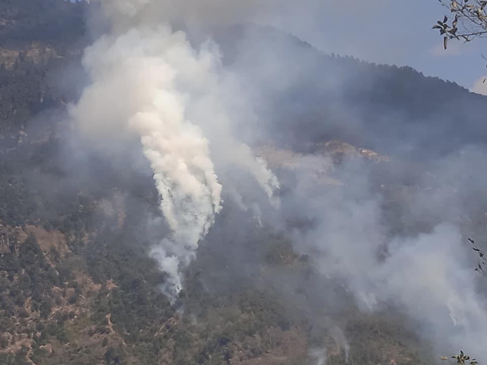 रामेछापको गुम्देल क्षेत्रमा तीन दिनदेखी भिषण डढेलो