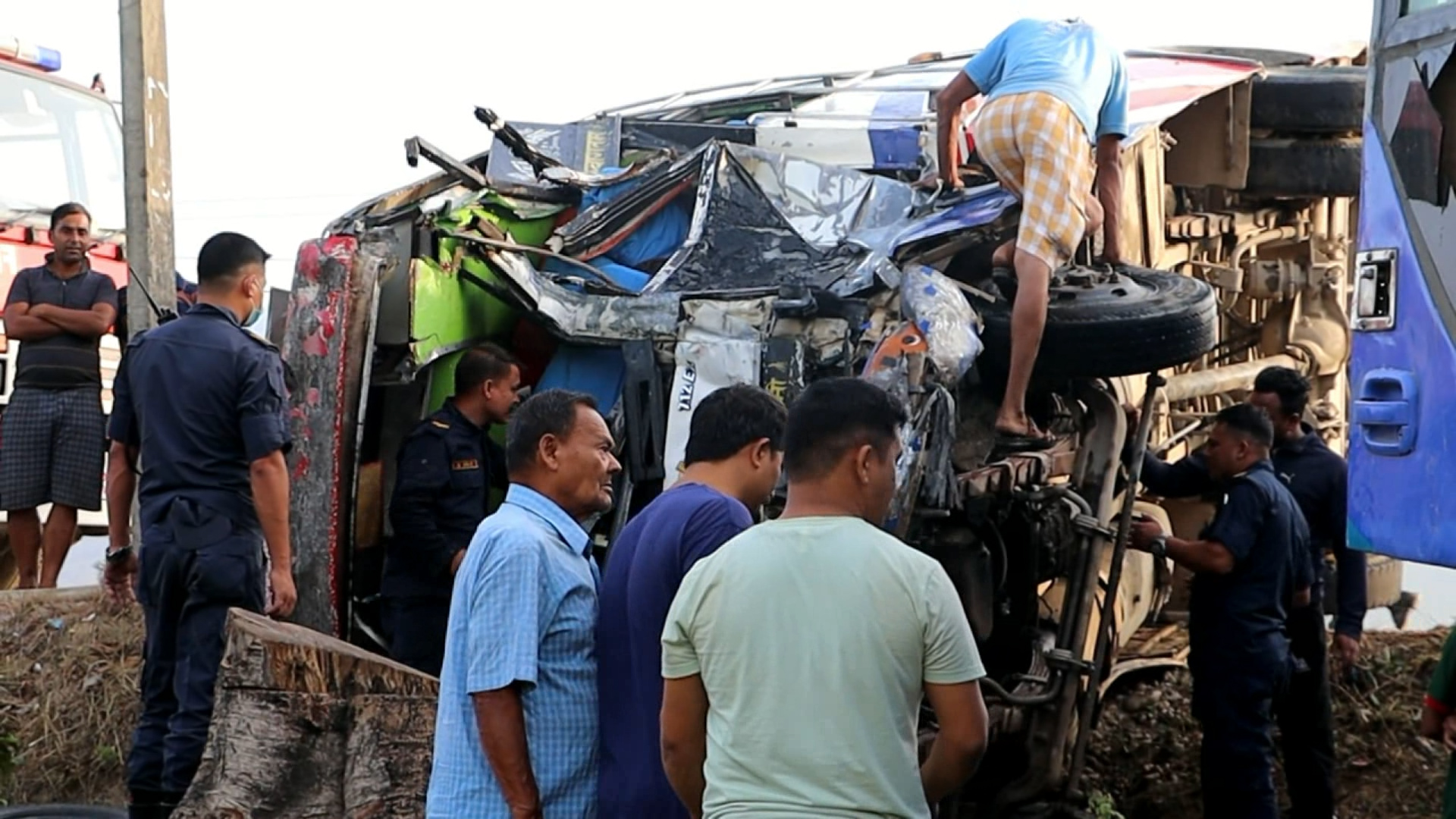 आज बिहान दाङको देउखुरीमा बस दूर्घटनाः एकजनाको मृत्यु २० बढी घाइते