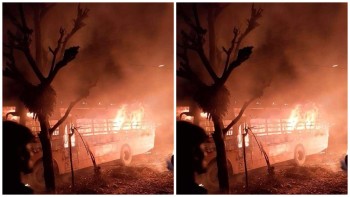 पार्किङ गरिएको स्कुल बसमा आगलागी