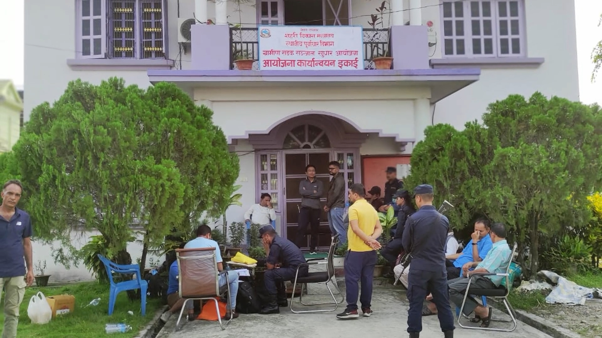 घुससहित तीन कर्मचारी पक्राउ