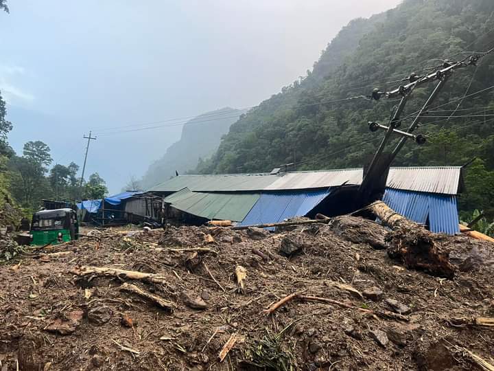 सङ्खुवासभास्थित हेवाखोलाको बाढीले बगाउँदा एक जनाको मृत्यु, १७ जना सम्पर्कविहीन