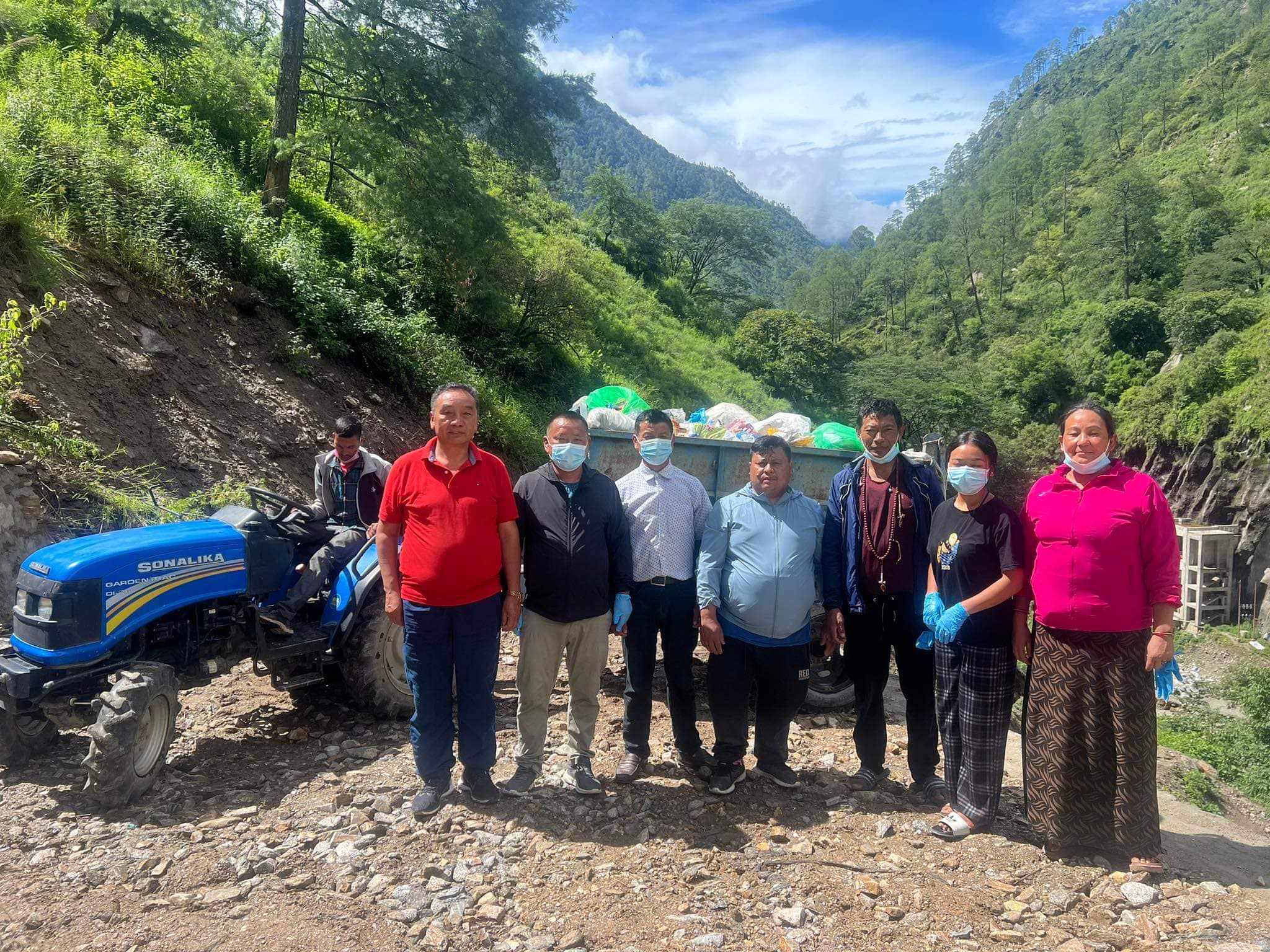 फोहर ब्यबस्थापन गर्दै वडा कार्यालय