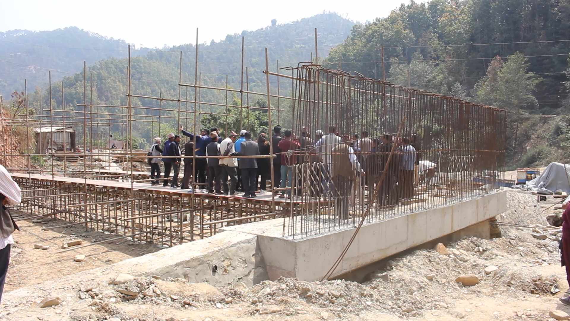 मदन भण्डारी राजमार्गको तम्घास-सिमलटारी खण्डमा चारवटा पक्की पुल अझै बनेनन्