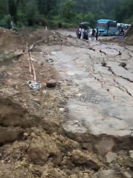 पूर्व–पश्चिम राजमार्गअन्तर्गत दाउन्ने खण्डमा  सडक भासिएपछि  सवारी आवागमन अवरुद्ध