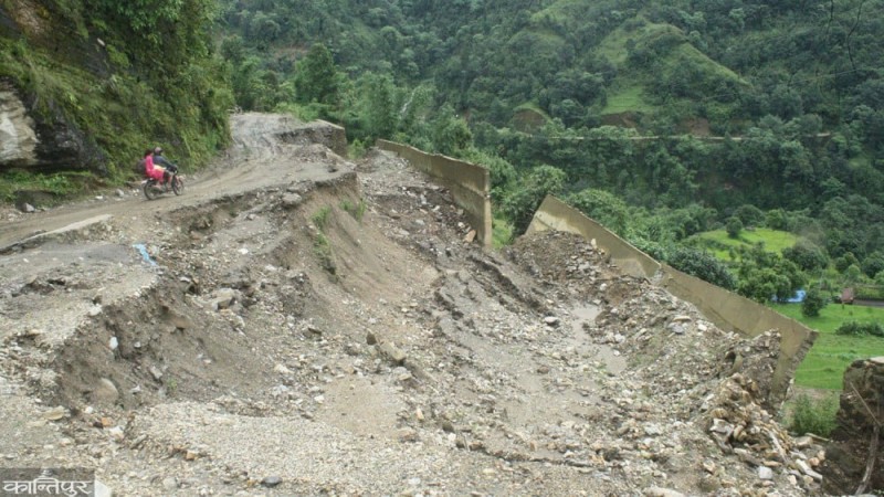 सडक निर्माणको जिम्मा लिएर अलपत्र पार्ने ठेकेदार कम्पनीको स्काभेटर र ब्याक लोडर नियन्त्रणमा