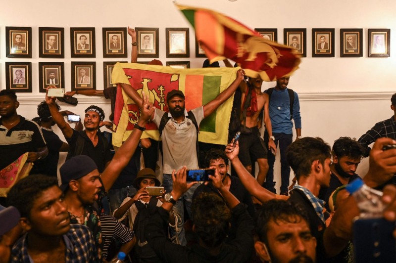 प्रदर्शनकारी सुरक्षा घेरा तोडी प्रधानमन्त्रीको कार्यालयमा प्रवेश, सरकारी टेलिभिजन बन्द