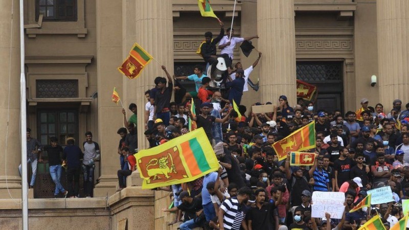 श्रीलंकामा सरकार विरोधी प्रदर्शन उत्कर्षमा, राष्ट्रपतिद्वारा राजीनामाको घोषणा