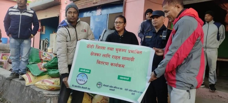गैरआवासीय नेपाली संघद्धारा डोटीका भूकम्पपीडितलाई राहत सामग्री सहयोग
