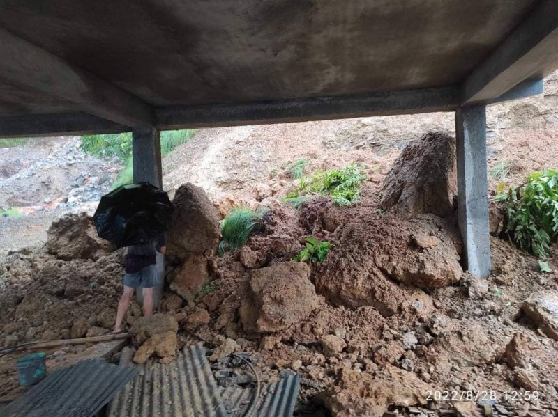 पहिरोमा पुरिएका आमाछोरीको मृत्यु, एक जनाको उद्धार
