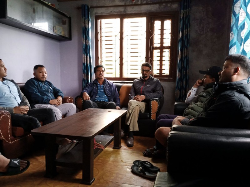 चुनावी माहोल बनाउँदै पिएचडी स्कलर अधिकारी 