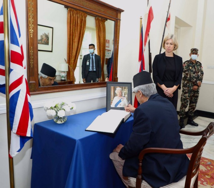 बेलायतका महारानीको निधन : प्रधानमन्त्रीद्वारा दूतावास पुगेर शोक पुस्तिकामा हस्ताक्षर