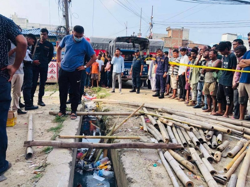 सिरहाको गोलबजारमा ढलभित्र शिशुको शव फेला