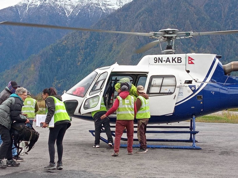 अलपत्र परेका पर्यटकलाई हेलिकप्टरबाट उद्धार