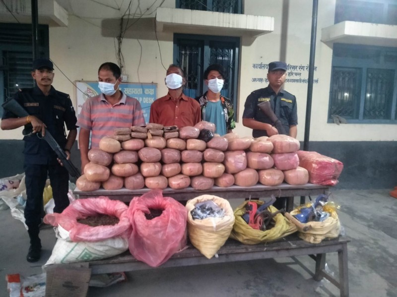 एक सय अठार किलो चरेशसहित तीनजना पक्राउ