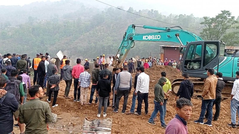 अवरुद्ध पृथ्वी राजमार्ग खुलाउने प्रयास जारी, वैकल्पिक मार्ग अपनाउन आग्रह