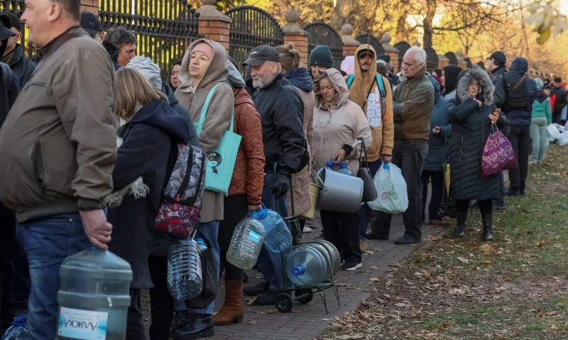 युक्रेनभर खानेपानीको हाहाकार, हजारौ मानिस घण्टौ लाममा बस्न बाध्य