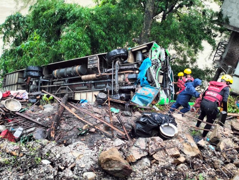  चितवनको दासढुङगा नजिक यात्रुबाहक बस दुर्घटना हुँदा १९ जना यात्रु घाइते
