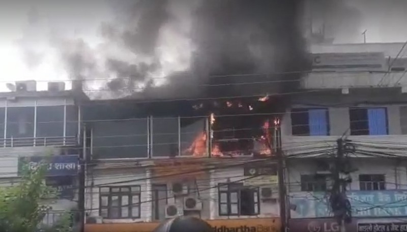 महोत्तरीको बर्दिबासमा आगोलागी, नियन्त्रणमा लिने प्रयास जारी