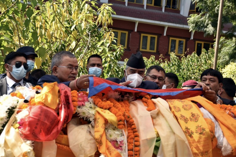 जोशीको पार्थिव शरीरमा प्रधानमन्त्रीद्वारा राष्ट्रिय झण्डा ओढाएर श्रद्धाञ्जली अर्पण