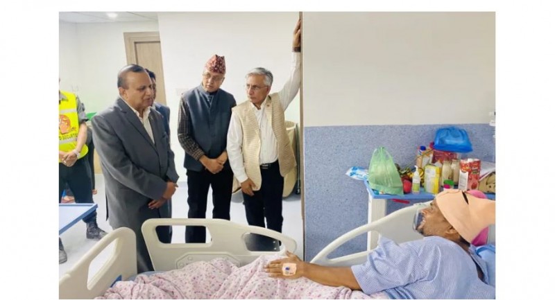 आक्रमणमा परी घाइते एमाले नेताको स्वास्थ्य अवस्थाको जानकारी लिन नेता पोखरेल अस्पताल पुगे