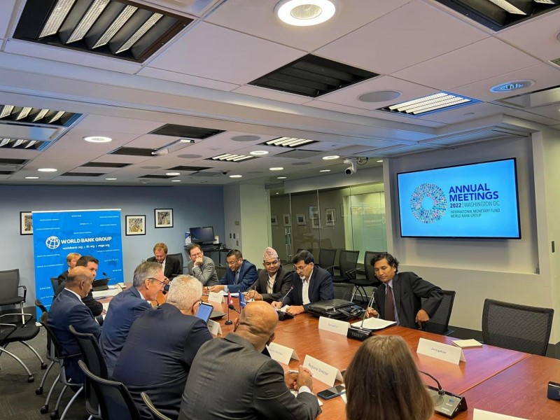 अर्थमन्त्री शर्मा र विश्व बैंकका उपाध्यक्ष मार्टिनबीच भेटघाट