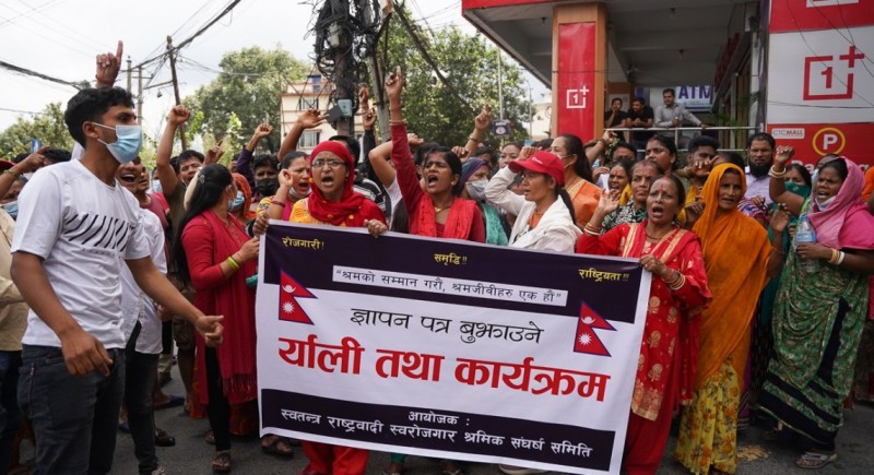 काठमाडौं महानगरपालिकाको कार्यालयमा फुटपाथ व्यापारीको नाराबाजी