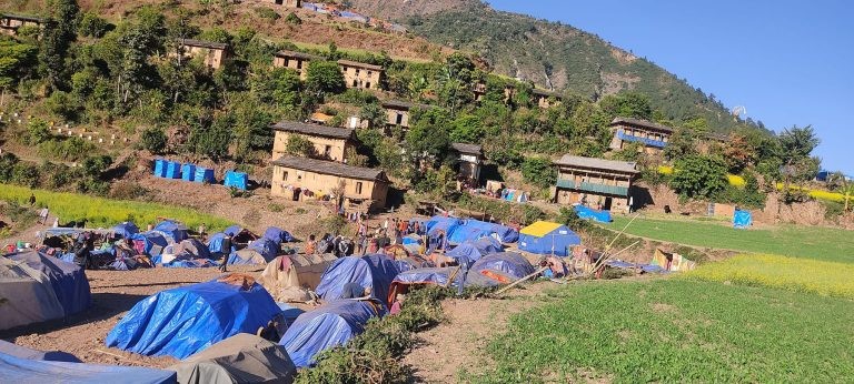 बिहानैदेखिको चिसो र हिमपातले भूकम्प प्रभावित समस्यामा