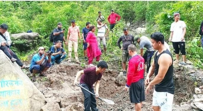 चर्चामा धरान : नगरप्रमुख साम्पाङको श्रमदान अभियान