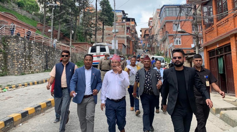 फोहर व्यवस्थापनको उपाय खोज्दै उपत्यकाका नगर प्रमुखहरूद्वारा मध्यपुर थिमि अवलोकन