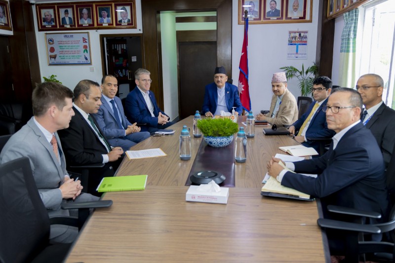 एमसिसीका नायब उपाध्यक्ष जोनाथन ब्रुक्स र  अर्थमन्त्री डा महतबीच भेटवार्ता