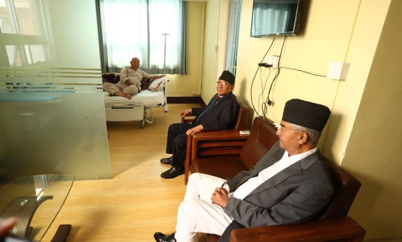 माधव नेपाल भेट्न अस्पताल पुगे देउवा र प्रचण्ड