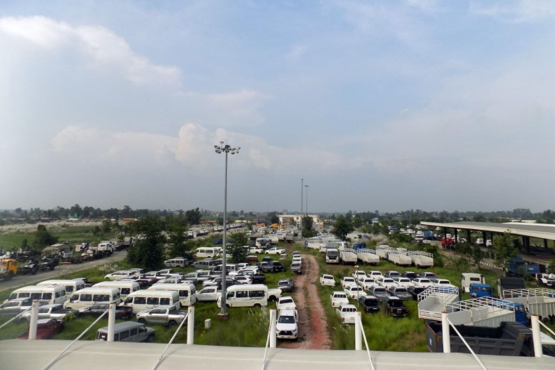 वीरगञ्ज नाकामा १ हजार ७ सय नयाँ सवारीसाधन अलपत्र