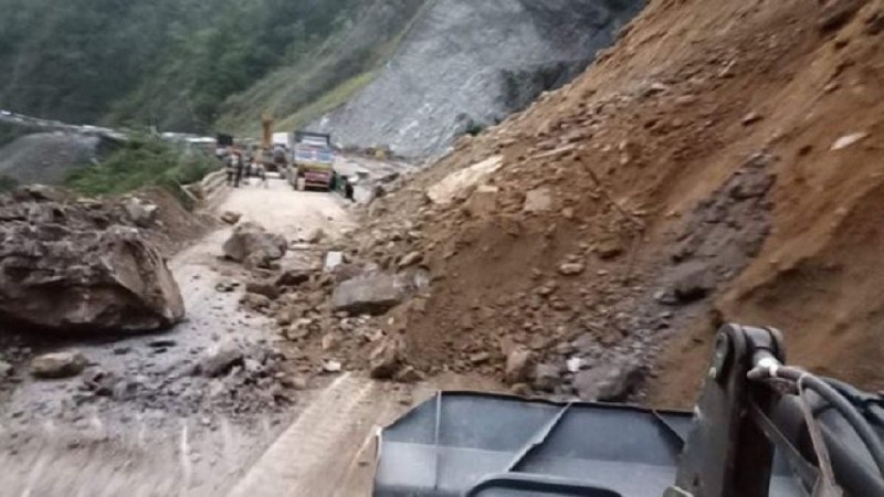 चितवनको घोप्टेभीरमा पहिरो जाँदा मुग्लिन–नौबिसे सडकखण्ड अवरुद्ध