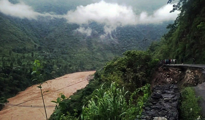 सडक भासिएको स्थानमा दुई पुरुषको शव फेला
