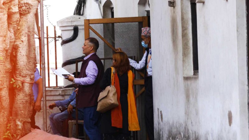 सुनको जलहरीको नापतौल र गुणस्तर परीक्षण गर्न अख्तियारको टोली पशुपतिनाथ मन्दिरमा