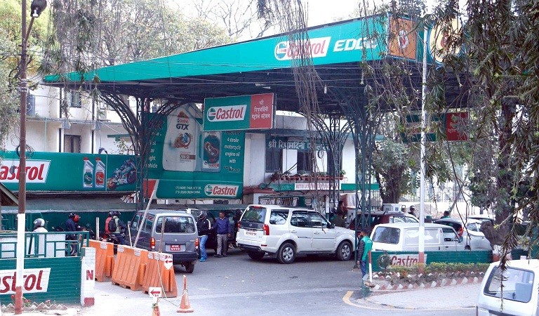 पेट्रोलियम पदार्थको मूल्य नघटदा उपभोक्ता मारमा