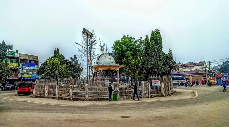 फुटपाथ पसल हटाउँदै राजविराज नगरपालिका