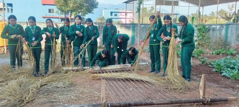 विद्यार्थीलाई गुन्द्री बुन्नेदेखि दुनाटपरी तयार गर्ने सीप