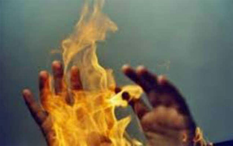 मोरङ कटहरीका युवकद्वारा माइतीघर मण्डलामा आत्मदाहको प्रयास