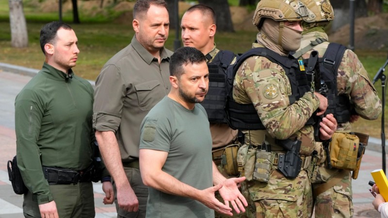 युक्रेनी राष्ट्रपति जेलेन्स्की कार दुर्घटनामा परेको पुष्टि, अवस्था सामान्य