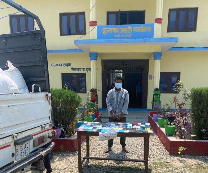 ७७ लाख मूल्य बराबारको अवैध कपडा र मोवाइल बरामद