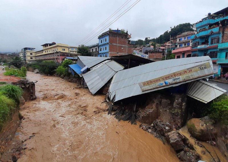 बाढी-पहिरोले विभिन्न स्थानका घर र सडकहरुमा क्षति, धादिङमा घर पुरिंदा एक जना बेपत्ता