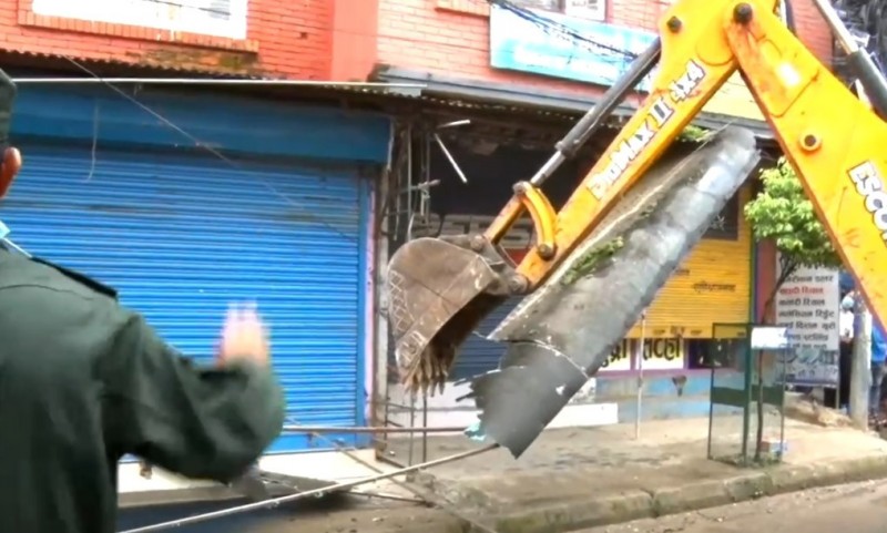 धोबीचौरको अनधिकृत टहरामा महानगरले डोजर चलाउने
