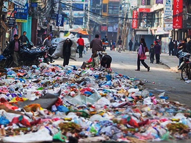 काठमाडौंको फोहोरले सरुवा रोगको महामारी ल्याउन सक्ने जनस्वास्थ्यविज्ञको चेतावनी