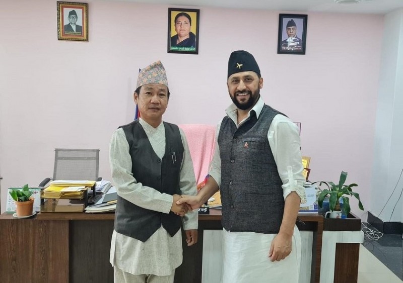 धरान पुगेर रवि लामिछानेले हर्क साम्पाङलाई भेटे